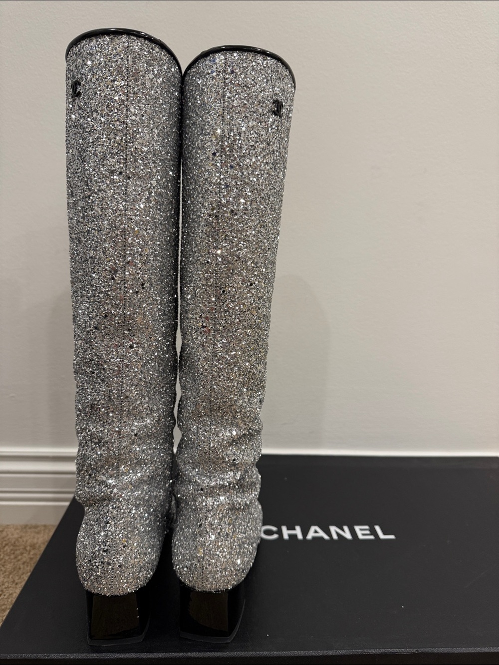 Chanel Silver Glitter Knee High Boots
Paris Fashion Week Iconic Runway 37.5 - Picture 14 of 17